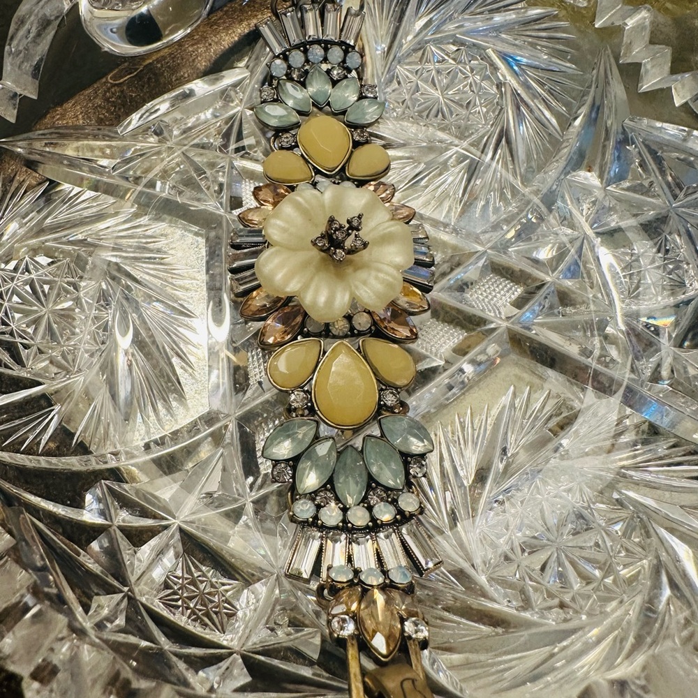 Lovely Chloe + Isabel Crystal Floral Bracelet of Beautiful Pale Colors - Picture 4 of 8